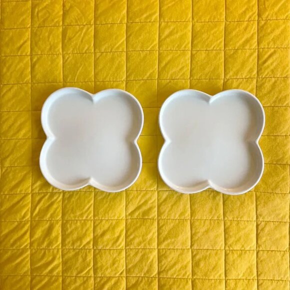 IKEA - Clover Shaped Plates (set of 2) - Picture 1 of 2